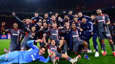 Ο Ολυμπιακός πέρασε στα playoffs του Champions League με διπλό στον Άγιαξ και ετοιμάζεται για Αταλάντα ή Λεβερκούζεν: Το πάρτι στα αποδυτήρια και το «πάμε Ολυμπιακάρα» του Έσε