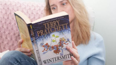 Η άνοια «φτωχαίνει» το λεξιλόγιο χρόνια πριν την διάγνωση – Το παράδειγμα ενός διάσημου συγγραφέα
