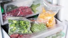 Τι είναι τα «εγκαύματα κατάψυξης» και πώς καταψύχουμε σωστά κάθε τρόφιμο
