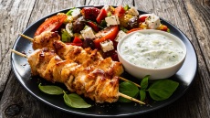 Τζατζίκι να βάλω; Κι άλλα 15 ντιπ για το τραπέζι της Τσικνοπέμπτης
