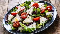 Εκτός από χωριάτικη: 15 σαλάτες για το τραπέζι της Τσικνοπέμπτης
