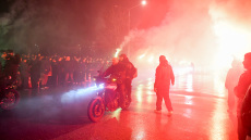 Το συγκλονιστικό «αντίο» στους επτά οπαδούς του ΠΑΟΚ στην Τούμπα, με συνθήματα και καπνογόνα