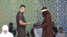 Ινδονησία: Ζευγάρι τιμωρήθηκε δημοσίως με 100 ραβδίσματα για σεξουαλικές σχέσεις εκτός γάμου