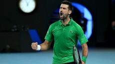 Τεράστιος Τζόκοβιτς «αποκαθήλωσε» τον Σίνερ και οδεύει στα 38 του προς τον 11ο τίτλο του στο Australian Open
