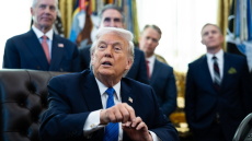 Μετά τις απειλές, ο Τραμπ πιστεύει ότι το Ιράν θέλει να «συνάψει μια συμφωνία»