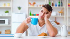 Γιατί νιώθουμε διαρκώς κουρασμένοι; Πότε φταίει η διατροφή – Δείτε βίντεο
