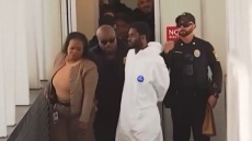 ΗΠΑ: Συλληφθείς για σεξουαλική επίθεση σε φοιτήτρια, πήγε να «βάλει χέρι» σε μια αστυνομικό όταν οδηγούνταν στη φυλακή