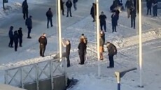 Οργή για Γερμανό κωμικό που προσπάθησε να υψώσει την αμερικανική σημαία στη Γροιλανδία
