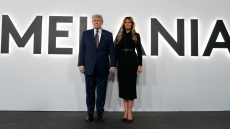 Με total black και χέρι-χέρι με τον Τραμπ, η Μελάνια στην πρεμιέρα του φιλμ με την Amazon, ποιοι παρευρέθηκαν