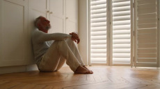 Πένθος: Πώς το βιώνουμε μετά από ένα συλλογικό τραυματικό γεγονός με απώλειες – Ο ειδικός εξηγεί
