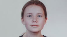 Την τελευταία φορά που είδα τη Λόρα ήταν 13 ετών, δεν νομίζω να αναγνώριζε καν τη φωνή μου, λέει ο ετεροθαλής αδερφός της