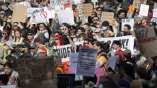 ΗΠΑ: Χιλιάδες διαδηλωτές στους δρόμους της Μινεάπολης και σε όλη τη χώρα κατά της αστυνομίας μετανάστευσης