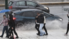 Ήχησε το 112 σε δυτική Ελλάδα και Θεσσαλία για την κακοκαιρία, θα «χτυπήσει» την Αττική σε δύο φάσεις, live η πορεία της