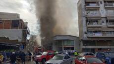 Φωτιά σε κατάστημα υποδημάτων στο κέντρο του Αγρίνιου, πυκνοί καπνοί σκέπασαν την περιοχή