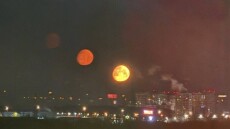 Τρία... φεγγάρια φώτισαν τον ουρανό της Μόσχας: Το σπάνιο φαινόμενο της παρασελήνης