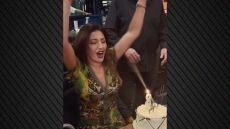 Η Έλενα Παπαρίζου γιόρτασε τα γενέθλιά της και μίλησε στα σουηδικά, δείτε βίντεο