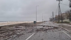 Κόκκινο Νερό Λάρισας: Υπερχείλισε ρέμα στον παραλιακό δρόμο χωρίς να διακοπεί η πρόσβαση