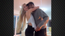 O έρωτας τους και η αγάπη για το ποδόσφαιρο δεν κρύβονται: Τα παιχνίδια της Αλίσα Λέμαν με τον Μοντέλ ΜακΚένζι στο σαλόνι του σπιτιού τους, βίντεο 
 