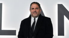 Αγκαλιά με μία γυναίκα ο σκηνοθέτης του Melania σε φωτογραφία των αρχείων Επστάιν