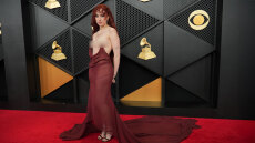 Η Τσάπελ Ρόουν έκανε μία τόπλες εμφάνιση στα Grammy