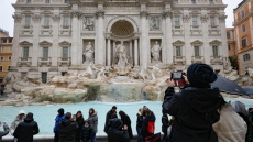 Εισιτήριο 2 ευρώ θα πληρώνουν από σήμερα οι τουρίστες στη Ρώμη για να δουν από κοντά τη «Φοντάνα ντι Τρέβι»