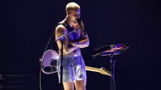 Ο Τζάστιν Μπίμπερ εμφανίστηκε στη σκηνή των Grammy με μποξεράκι και κάλτσες
