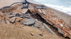 Κατέρρευσε μεγάλο τμήμα της ακτογραμμής στις Γούβες του Ηρακλείου, δείτε βίντεο και φωτογραφίες