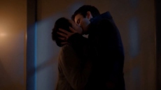 Πώς η ερωτική σκηνή στη σκάλα αποκάλυψε την άγνωστη πλευρά του Μπένεντικτ στο Bridgerton