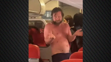 Επιβάτης έβγαλε τα ρούχα του και προκάλεσε χάος σε πτήση της AirAsia, δείτε βίντεο

