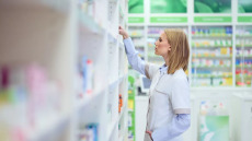 Αντίστροφη μέτρηση για την δωρεάν παραλαβή ακριβών φαρμάκων από τα φαρμακεία της γειτονιάς – Την άλλη εβδομάδα η νέα υπηρεσία