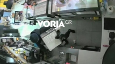 Θεσσαλονίκη: Βίντεο από διάρρηξη σε κατάστημα καφέ στον Εύοσμο, έκλεψαν μηχάνημα αξίας 4.000 ευρώ