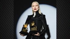 Η Lady Gaga ποζάρει με τα βραβεία που κέρδισε στα Grammy: Είναι αληθινή ευλογία να με τιμά η μουσική κοινότητα
