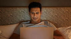 Πώς το ξενύχτι αυξάνει τον καρδιαγγειακό κίνδυνο – Τι δείχνει νέα μελέτη για τα «νυχτοπούλια»