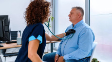 Πώς τα sms για τον καρδιαγγειακό έλεγχο εντοπίζουν όσους πρέπει να ελέγξουν βάρος και νεφρά