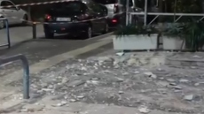 Παλαιό Φάληρο: Ζαρντινιέρες αποκολλήθηκαν από πολυκατοικία και έπεσαν στο πεζοδρόμιο, δείτε βίντεο