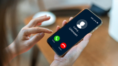 «Άνοιξε θεία, από τη ΔΕΗ είμαστε»: Πώς ψαρεύουν προσωπικά δεδομένα και τηλέφωνα οι συμμορίες της απάτης