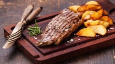 Την Τσικνοπέμπτη ψήνουμε (και) στο air fryer: 11 συνταγές για συνοδευτικά και κυρίως