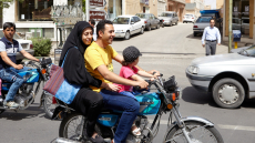 Να οδηγούν, πλέον, μηχανάκι και με το νόμο μπορούν οι γυναίκες στο Ιράν