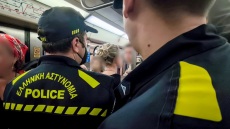 Χειροπέδες σε δύο νεαρούς που άρπαξαν αλυσίδα λαιμού από επιβάτη στον σταθμό του Μετρό Μεταξουργείο
