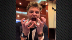 Ο Άλεξ Γουόρεν σατίρισε την εμφάνισή του στα Grammy: Αυτό θα συνέβαινε μόνο σε μένα