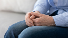 «Ακόμα τον περιμένω να έρθει στο σπίτι μας»: Συγκλονίζει η σύζυγος του 72χρονου που πέθανε μετά από άγρια ληστεία στα Μέγαρα