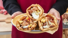 Τι να φάτε για να φύγει η μυρωδιά του σκόρδου από την αναπνοή σας