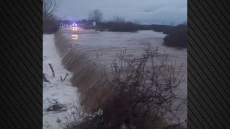 Οδηγός στην Κομοτηνή πέρασε από αποκλεισμένη ιρλανδική διάβαση και παρασύρθηκε από τα ορμητικά νερά ποταμού, δείτε βίντεο