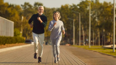 Δεν χρειάζεται να αλλάξουμε τα πάντα για να κερδίσουμε μακροζωία – 3 μικρές αλλαγές που κάνουν τη διαφορά