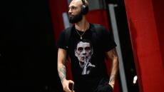 Απόλυτη στήριξη σε Μπαρτζώκα από τον Φουρνιέ: Φορώντας t-shirt με το πρόσωπο του προπονητή του έφτασε στο ΣΕΦ ο Γάλλος, βίντεο 