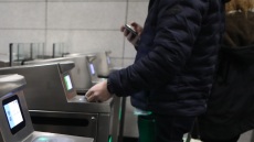 Στα 100 από τα 72 ευρώ το πρόστιμο για όσους δεν κόβουν εισιτήριο στις συγκοινωνίες, έως €40.000 για φθορές σε ΜΜΜ και σιδηρόδρομο