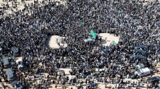 Πλήθος νοσταλγών του Μουάμαρ Καντάφι στην κηδεία του γιου του