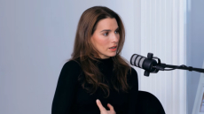 Μελία Κράιλινγκ: Με τη μητέρα μου ήμασταν σε κόντρα όταν ήμουν στην εφηβεία, δεν ξέρω γιατί ήμουν τόσο θυμωμένη