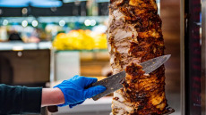 Πού τρώμε σουβλάκι στην Αθήνα αλλιώς – Με φρυγαδέλι, μανιάτικη πίτα και προβατίνα