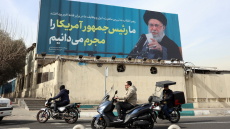 «Φύγετε τώρα από το Ιράν» προειδοποιούν οι ΗΠΑ τους πολίτες τους ενώ ξεκινούν σήμερα οι κρίσιμες συνομιλίες στο Ομάν